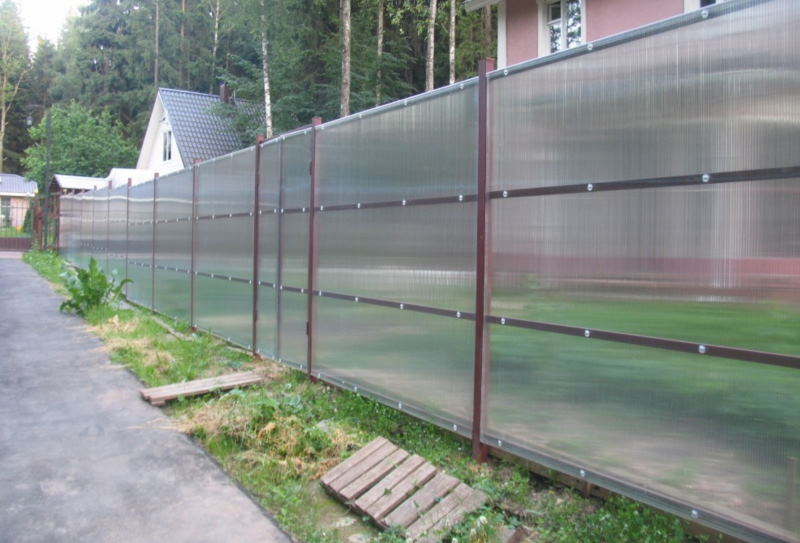 забор из поликарбоната.jpg